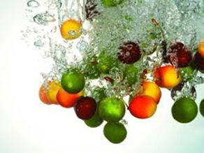 Mengupas buah dengan asam buah, berkat sel-sel kulit yang diperbarui