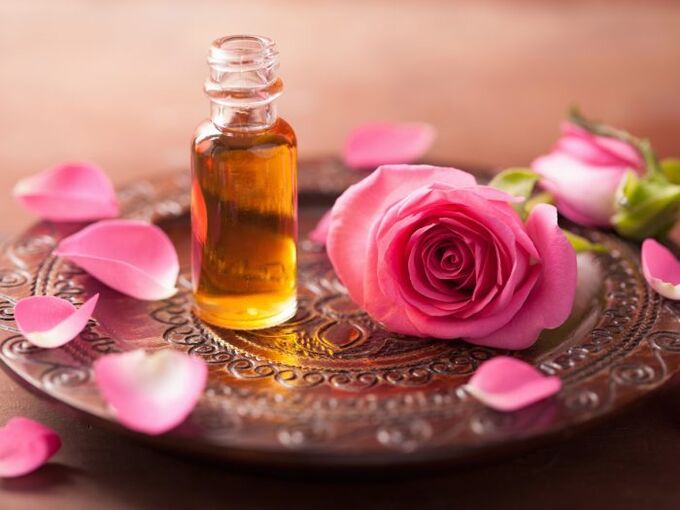 Minyak mawar mungkin sangat bermanfaat untuk pembaruan sel kulit. 